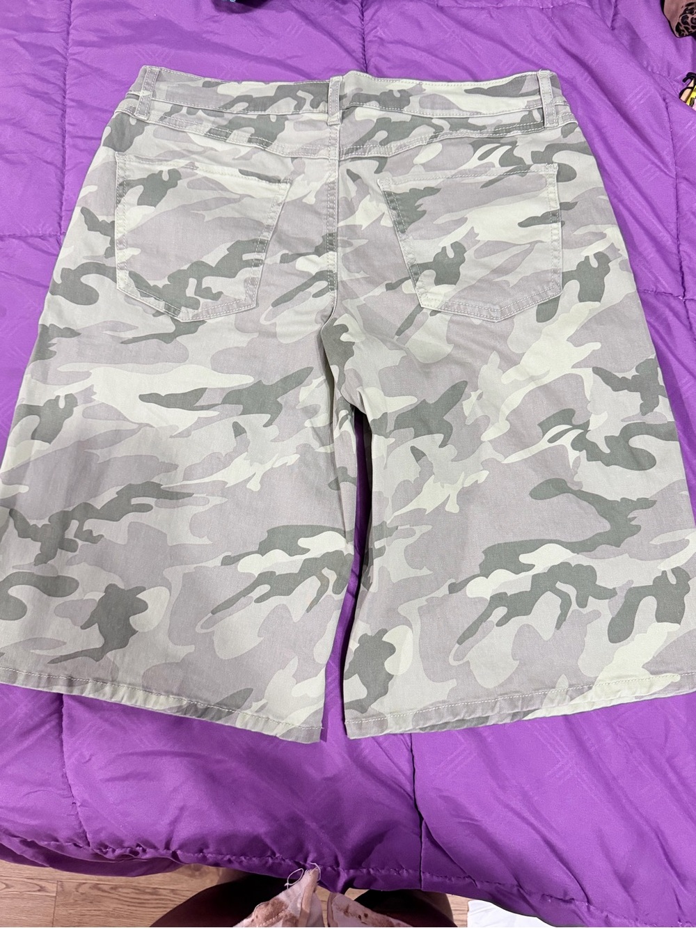 Women’s Camo Utility Shorts - Gray Camo
